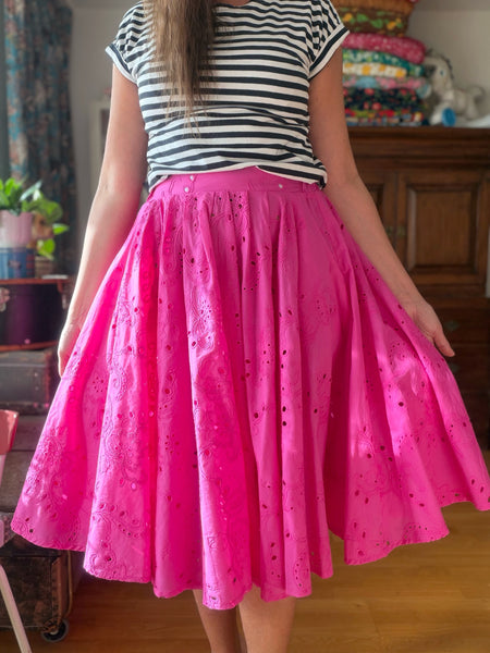 Vid kjol i cerise brodyr