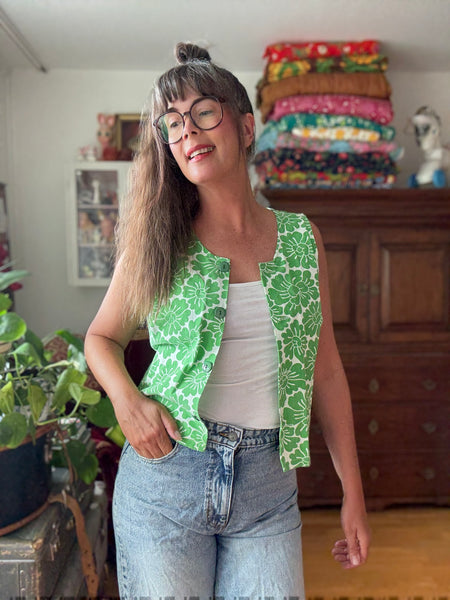 Ärmlös blus i vintagetyg med gröna blommor