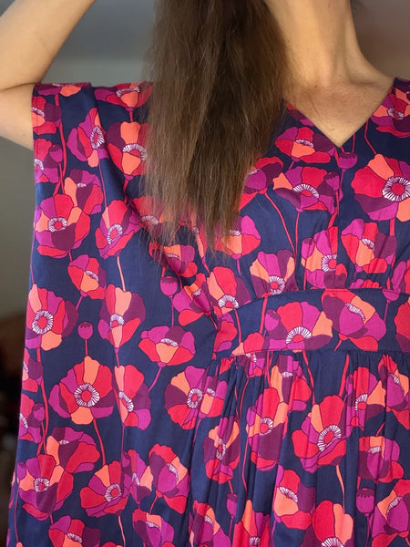 Spektakel / kaftanklänning mörkblått med blommor