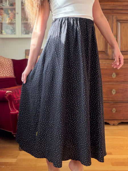 Långkjol i med resår & fickor, svart med vita prickar