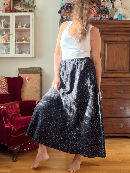 Långkjol i med resår & fickor, svart med vita prickar