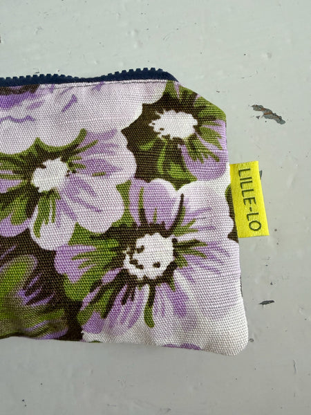 Börs med stora lila blommor
