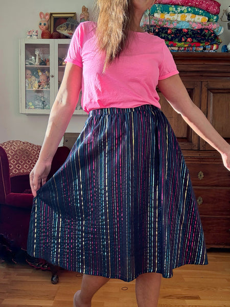 Kjol med glittriga ränder