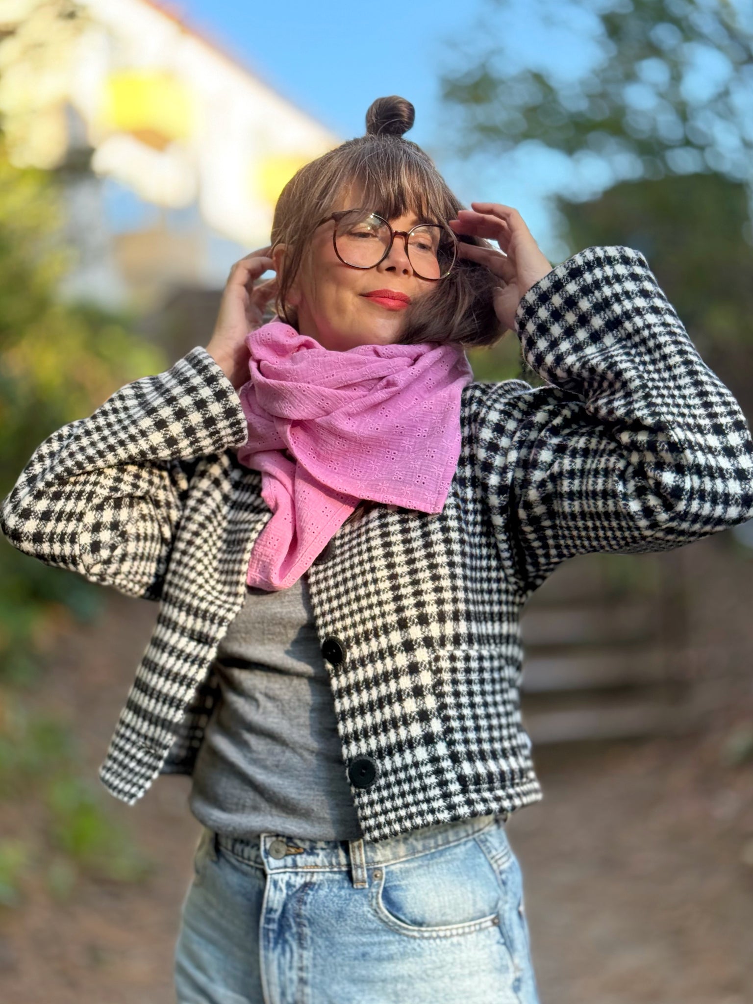 Sjal, broderad i bubbelgumsrosa