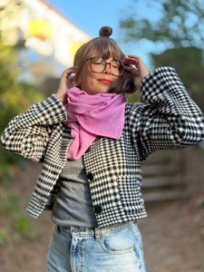 Sjal, broderad i bubbelgumsrosa