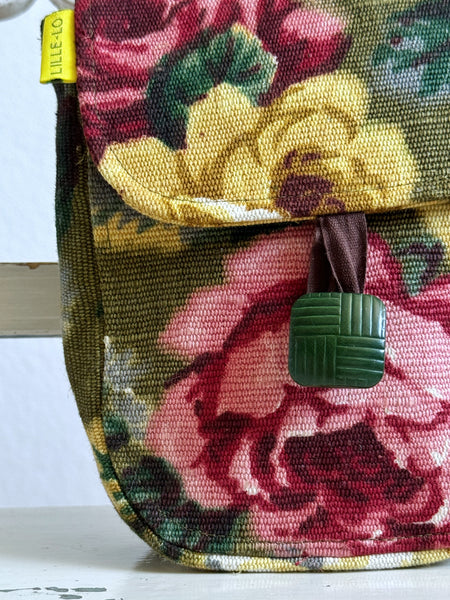 Bältesväska med stora rosor