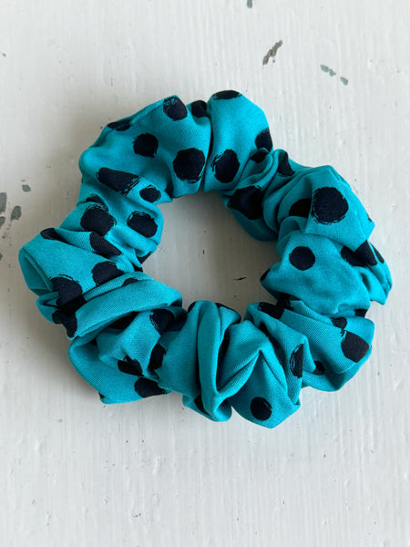 Scrunshie turkos med prickar
