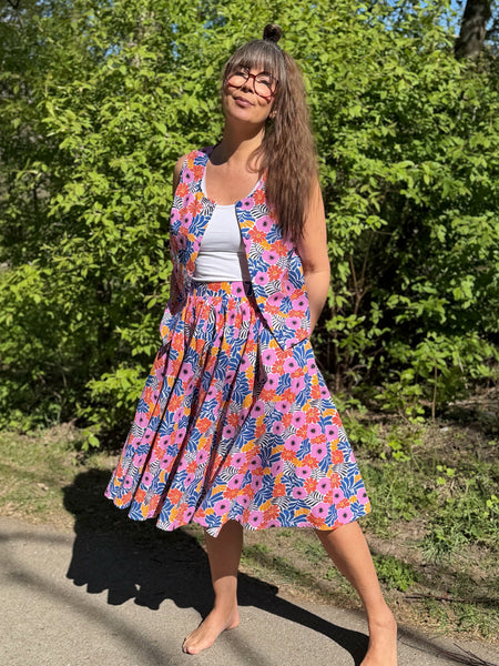 Vid kjol i blommig bomull