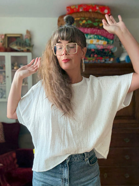 Vit boxig blus med guldprickar