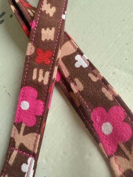 Nyckelband brunt med rosa blommor