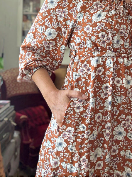 Långklänning i rost med blommor