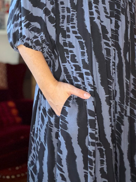 Vid klänning i blått & svart