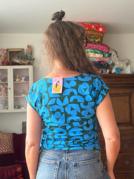 T-shirt med grafiska former