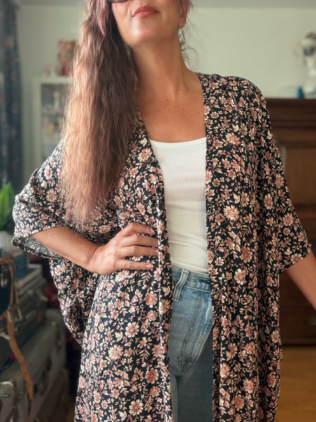 Sjok / kaftan med knappar, svart med blommor