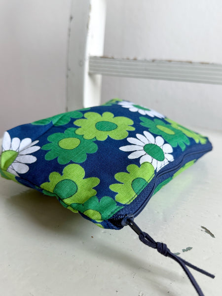 Necessär blå med gröna blommor