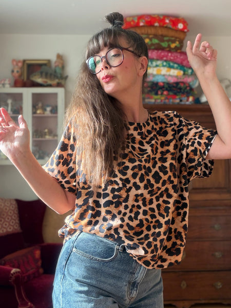 Blus i boxig modell med leopardmönster