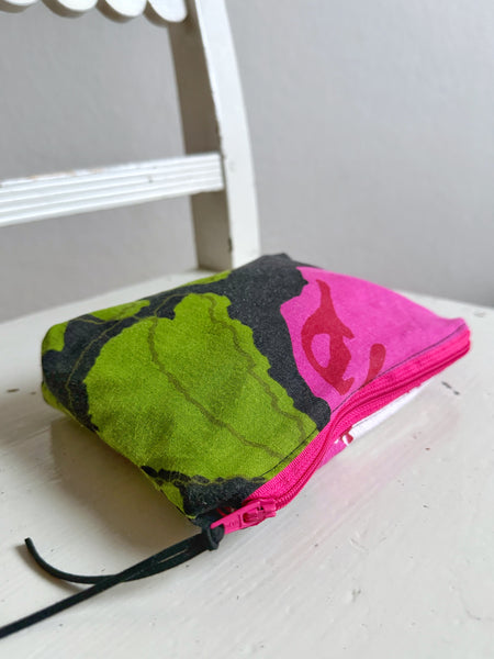 Necessär med cerise blomma