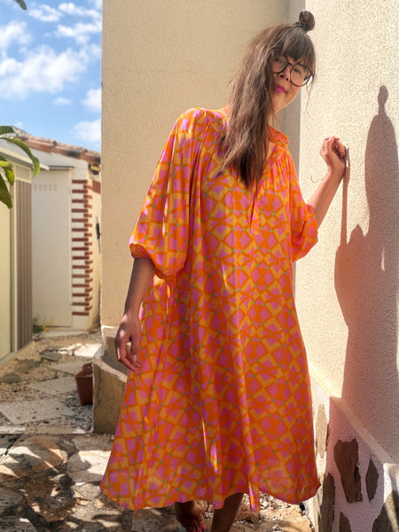 Vid klänning i rosa, gult & orange