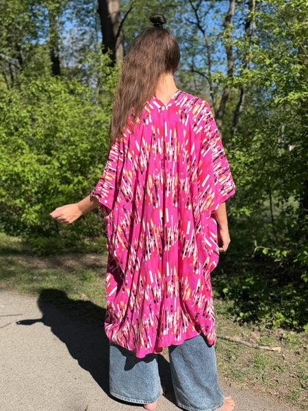 Sjok / kaftan med knappar, cerise med grafiskt mönster