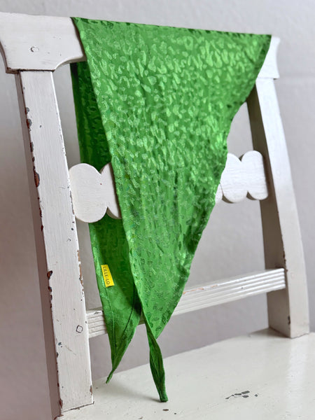 Liten sjal / sjalett i knallgrönt leopardmönster