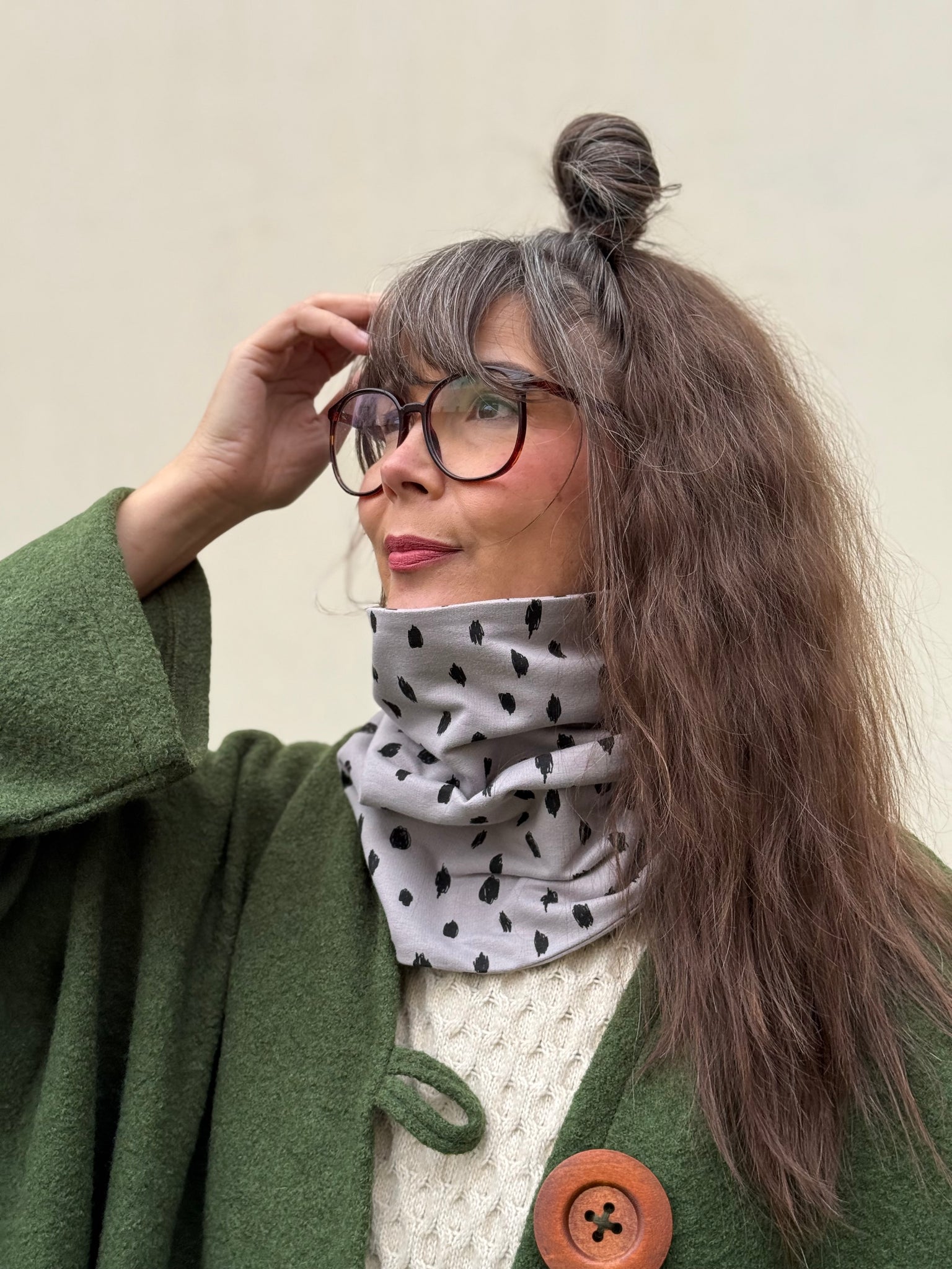 Tubsjal grå med svarta prickar