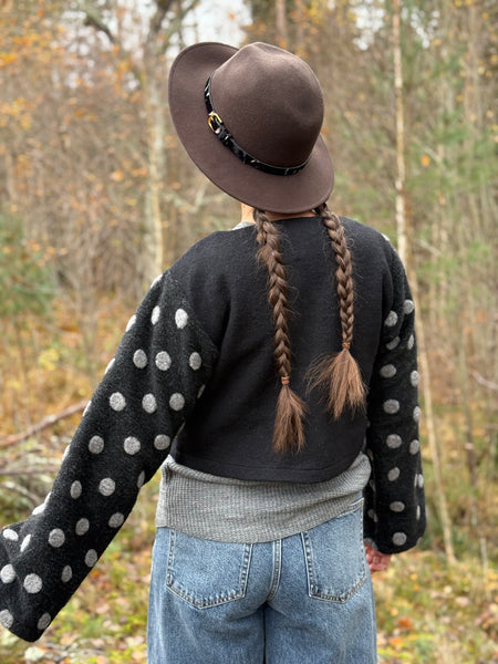 Kort jacka i svart ull med prickiga ärmar