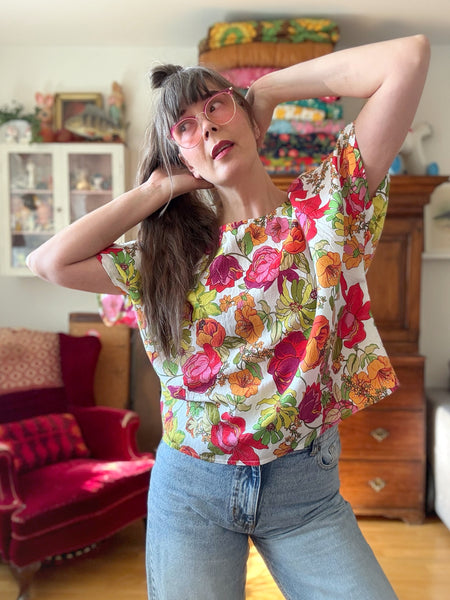 Boxig blus, vit med blommor