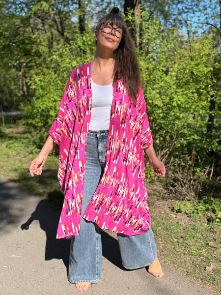 Sjok / kaftan med knappar, cerise med grafiskt mönster