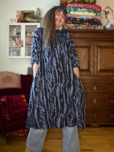 Vid klänning i blått & svart