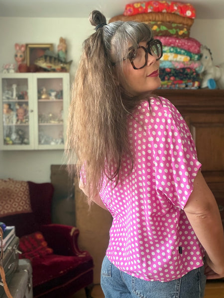 Blus cerise med prickar