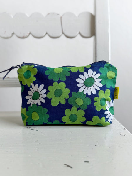 Necessär blå med gröna blommor
