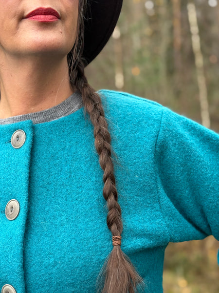 Kort ulljacka i knalligt turkost