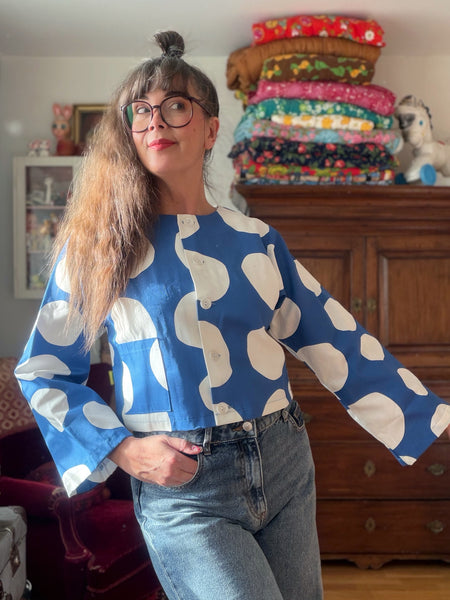 Kort jacka med lång ärm, prickig