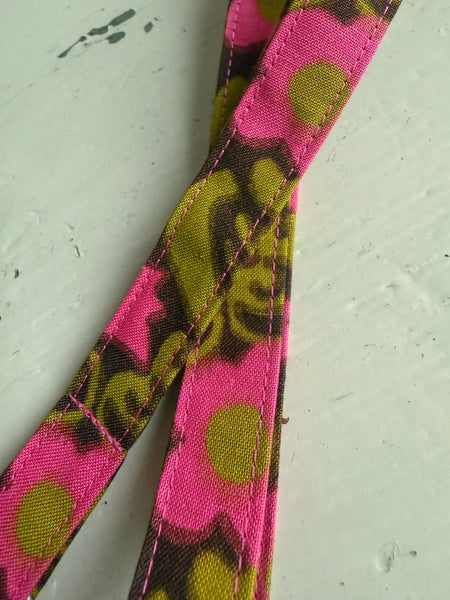 Nyckelband med cerise blommor