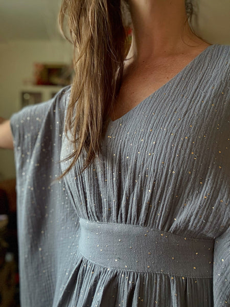 Spektakel / kaftanklänning grå med guldprickar. 2:a sortering