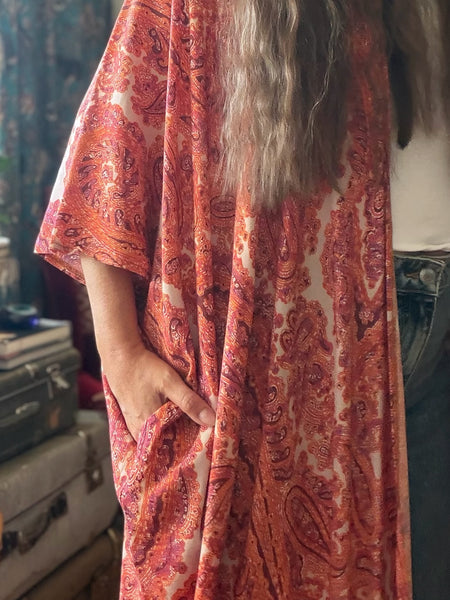 Extra långt sjok / kaftan i viskos med paisleymönster