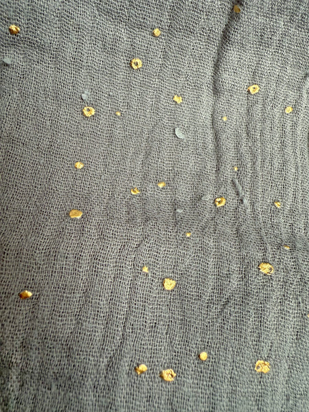 Spektakel / kaftanklänning grå med guldprickar. 2:a sortering