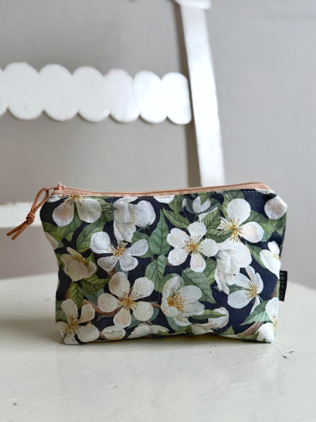 Necessär med äppelblommor