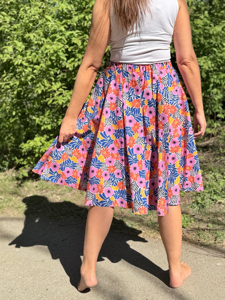 Vid kjol i blommig bomull