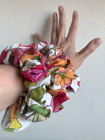 Scrunshie vit med blommor