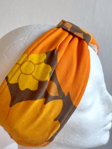 Fodrat pannband med orange blommor