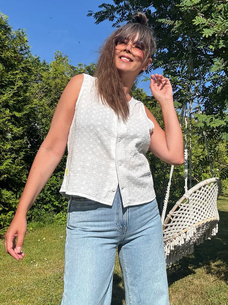 Ärmlös blus i vit brodyr