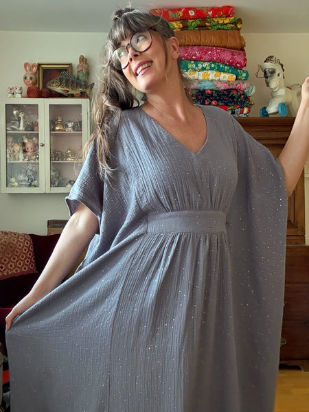 Spektakel / kaftanklänning grå med guldprickar. 2:a sortering