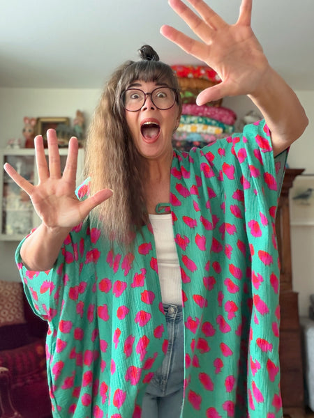 Sjok / kaftan i grönt & cerise leopardmönster