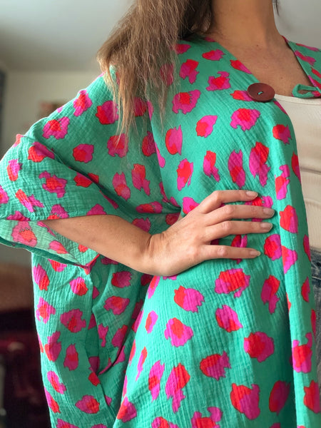 Sjok / kaftan i grönt & cerise leopardmönster