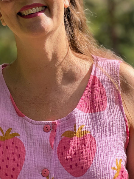 Ärmlös blus med jordgubbar