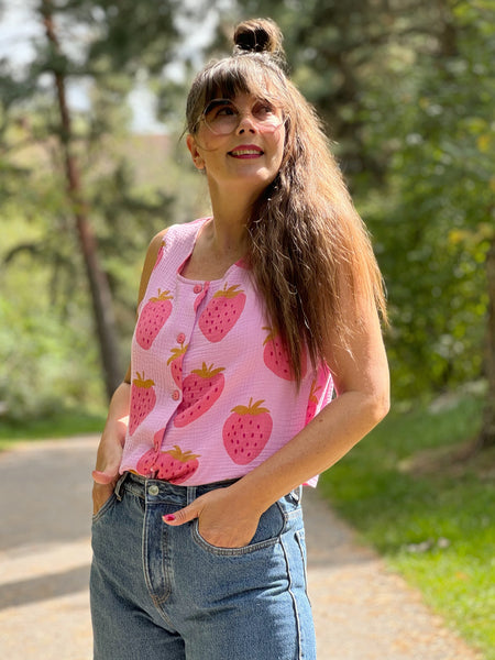 Ärmlös blus med jordgubbar