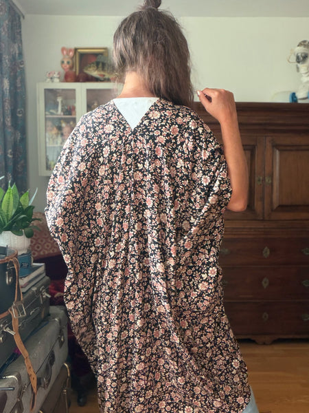 Sjok / kaftan med knappar, svart med blommor
