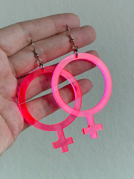 Örhängen, cerise kvinnotecken