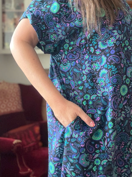 Oversize klänning i paisleymönstrad viskos